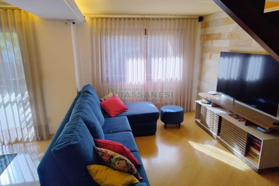 Sobrado com 182m², 3 dormitórios, 2 vagas, no bairro De Lazzer em Caxias do Sul para Comprar