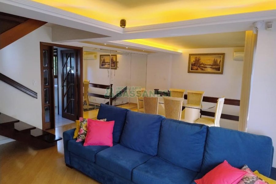 Sobrado com 182m², 3 dormitórios, 2 vagas, no bairro De Lazzer em Caxias do Sul para Comprar