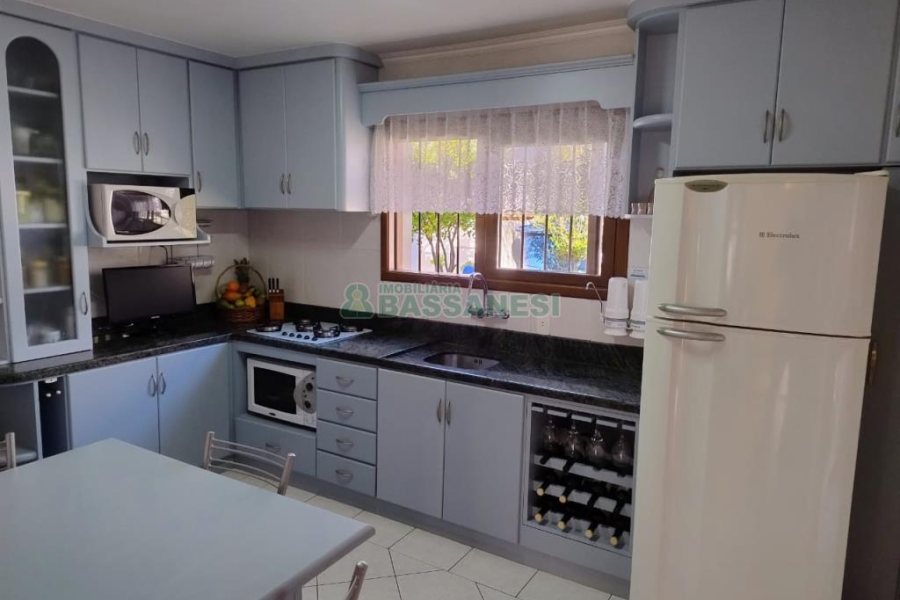 Sobrado com 182m², 3 dormitórios, 2 vagas, no bairro De Lazzer em Caxias do Sul para Comprar