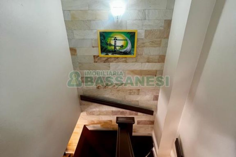 Sobrado com 182m², 3 dormitórios, 2 vagas, no bairro De Lazzer em Caxias do Sul para Comprar