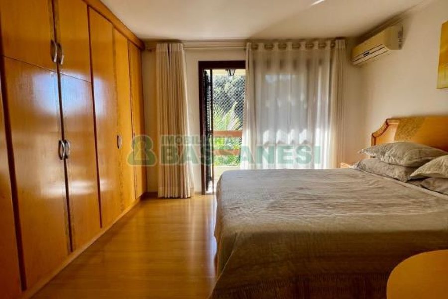 Sobrado com 182m², 3 dormitórios, 2 vagas, no bairro De Lazzer em Caxias do Sul para Comprar