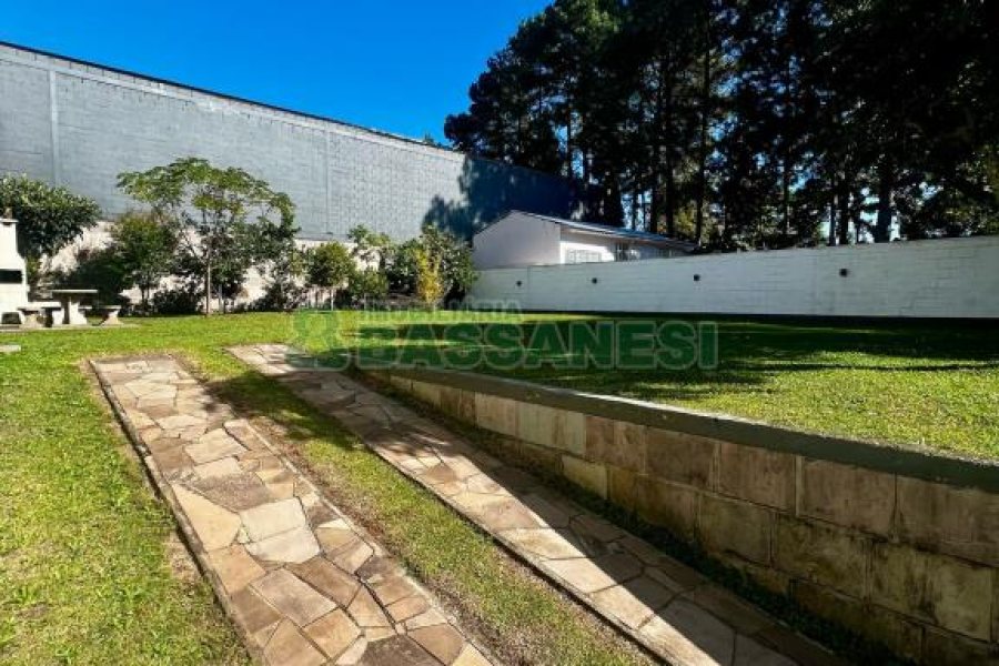 Sobrado com 182m², 3 dormitórios, 2 vagas, no bairro De Lazzer em Caxias do Sul para Comprar