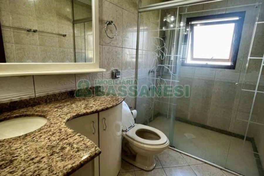 Sobrado com 182m², 3 dormitórios, 2 vagas, no bairro De Lazzer em Caxias do Sul para Comprar