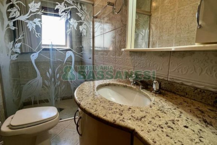 Sobrado com 182m², 3 dormitórios, 2 vagas, no bairro De Lazzer em Caxias do Sul para Comprar