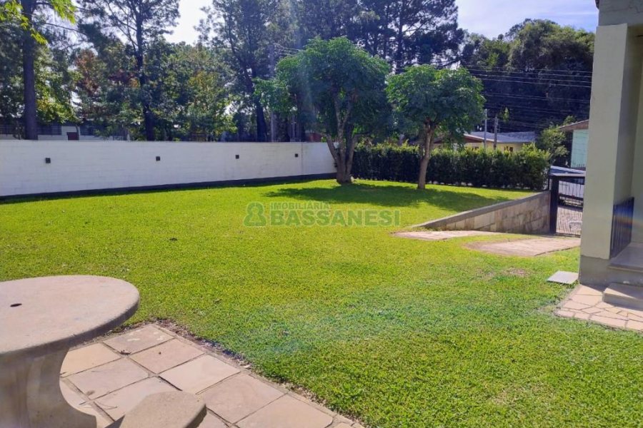 Sobrado com 182m², 3 dormitórios, 2 vagas, no bairro De Lazzer em Caxias do Sul para Comprar