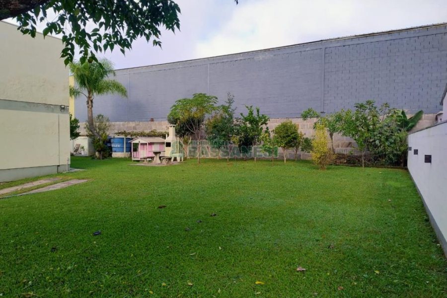 Sobrado com 182m², 3 dormitórios, 2 vagas, no bairro De Lazzer em Caxias do Sul para Comprar