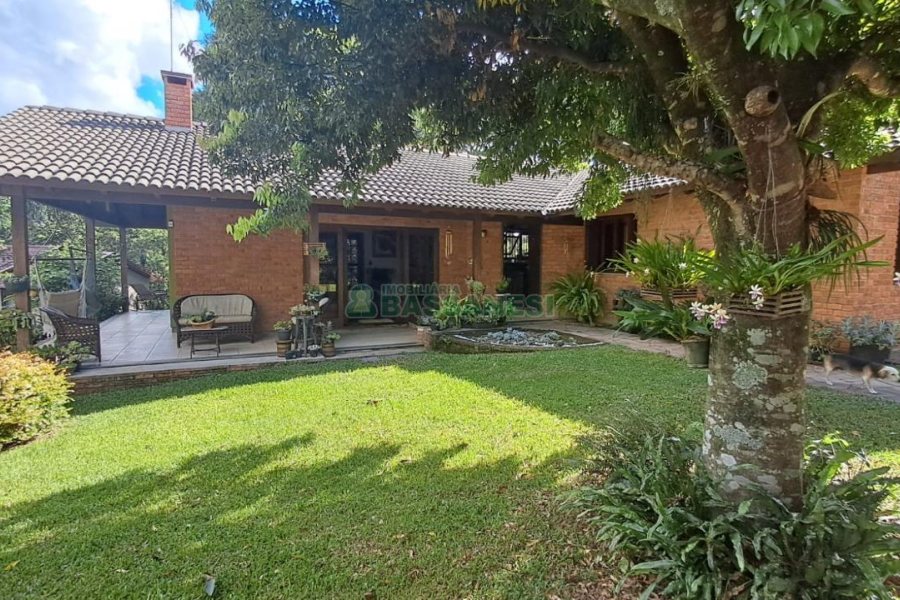 Casa com 211m², 3 dormitórios, 2 vagas, no bairro Linha 40 em Caxias do Sul para Comprar