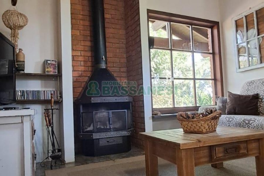 Casa com 211m², 3 dormitórios, 2 vagas, no bairro Linha 40 em Caxias do Sul para Comprar