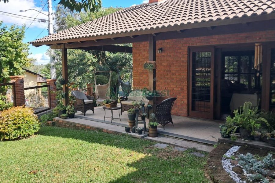 Casa com 211m², 3 dormitórios, 2 vagas, no bairro Linha 40 em Caxias do Sul para Comprar