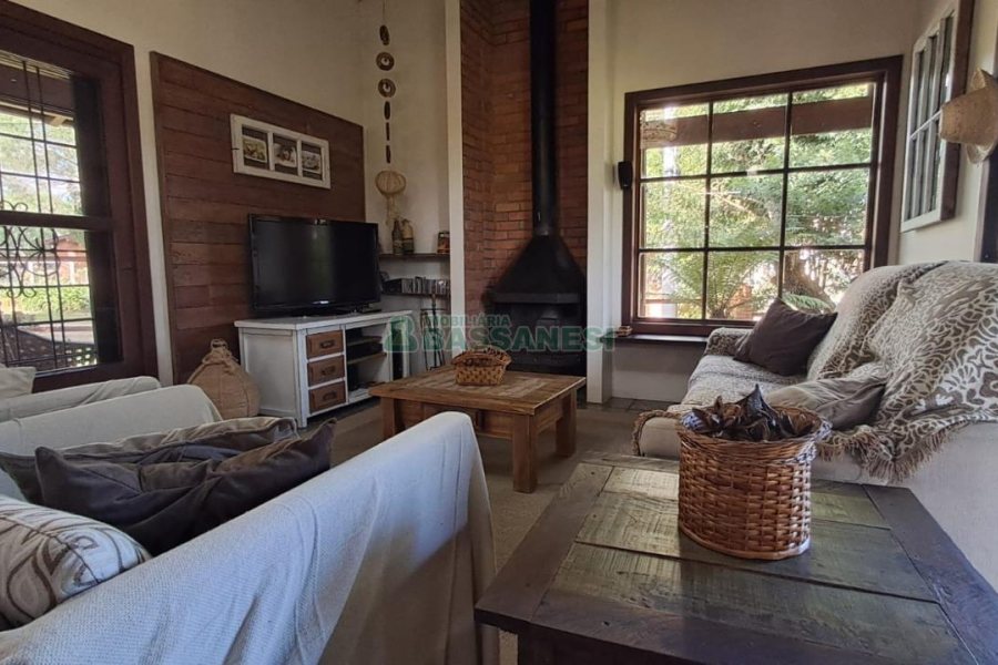 Casa com 211m², 3 dormitórios, 2 vagas, no bairro Linha 40 em Caxias do Sul para Comprar