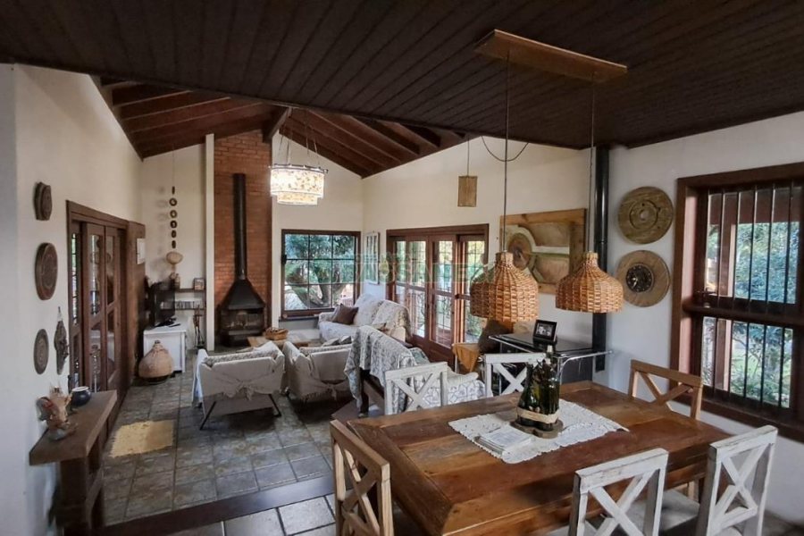 Casa com 211m², 3 dormitórios, 2 vagas, no bairro Linha 40 em Caxias do Sul para Comprar