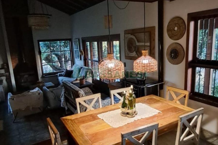 Casa com 211m², 3 dormitórios, 2 vagas, no bairro Linha 40 em Caxias do Sul para Comprar