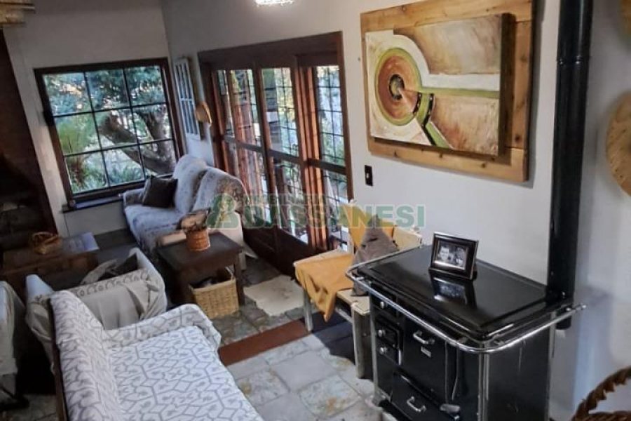Casa com 211m², 3 dormitórios, 2 vagas, no bairro Linha 40 em Caxias do Sul para Comprar