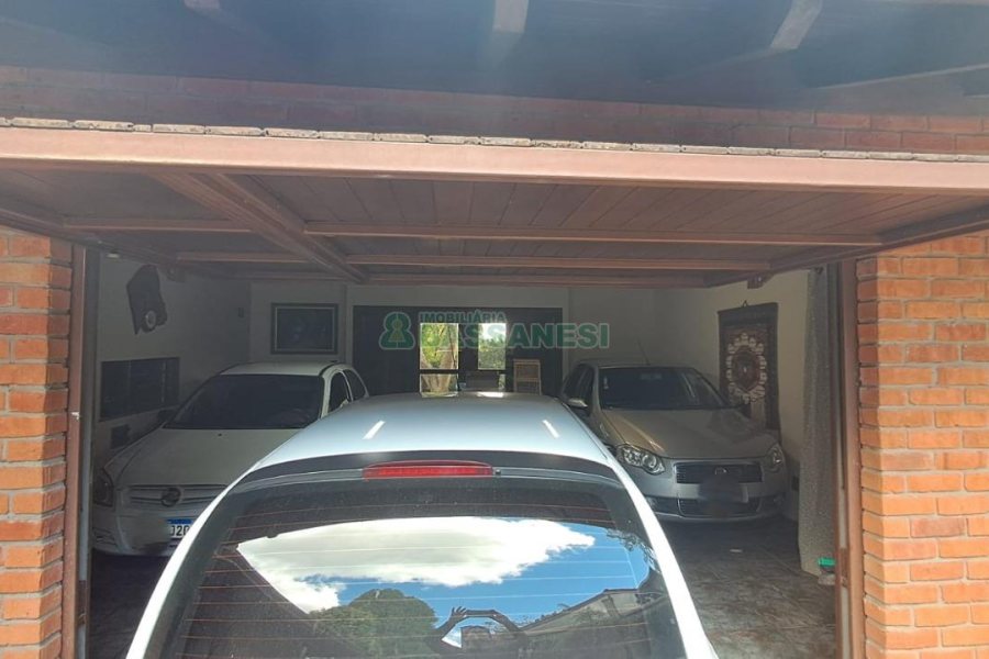 Casa com 211m², 3 dormitórios, 2 vagas, no bairro Linha 40 em Caxias do Sul para Comprar