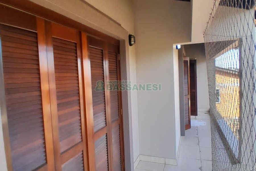 Casa com 249m², 4 dormitórios, 1 vaga, no bairro Esplanada em Caxias do Sul para Comprar