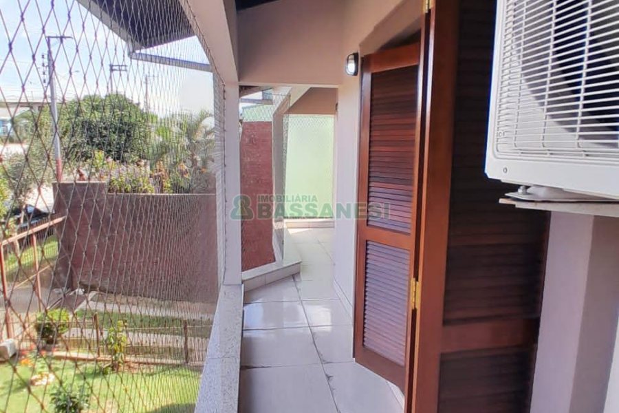 Casa com 249m², 4 dormitórios, 1 vaga, no bairro Esplanada em Caxias do Sul para Comprar