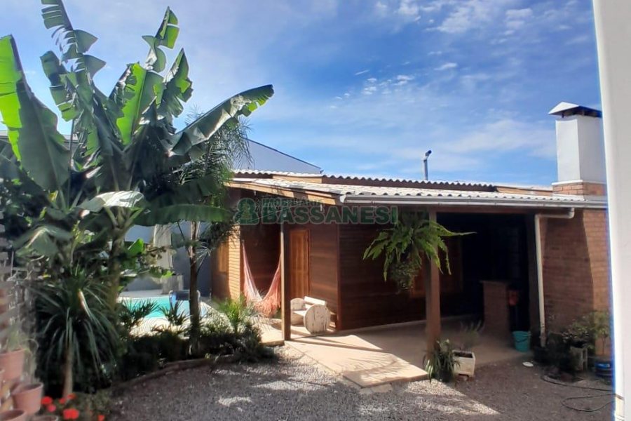 Casa com 249m², 4 dormitórios, 1 vaga, no bairro Esplanada em Caxias do Sul para Comprar