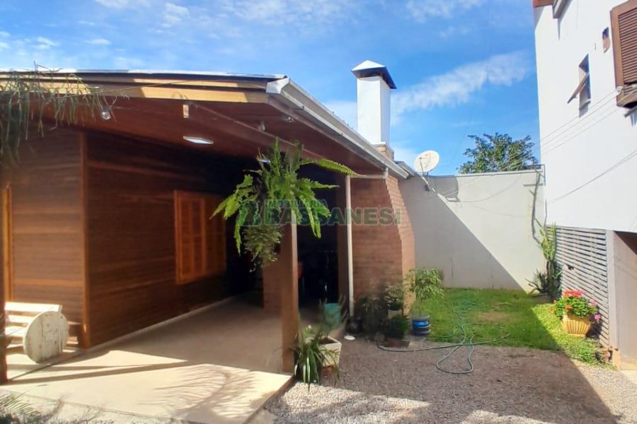 Casa com 249m², 4 dormitórios, 1 vaga, no bairro Esplanada em Caxias do Sul para Comprar