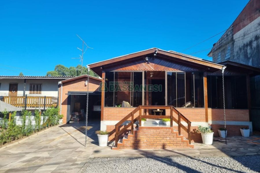 Casa com 188m², 3 dormitórios, 2 vagas, no bairro Charqueadas em Caxias do Sul para Comprar
