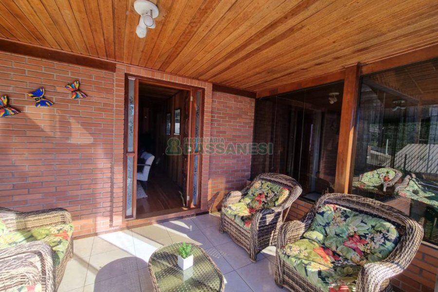Casa com 188m², 3 dormitórios, 2 vagas, no bairro Charqueadas em Caxias do Sul para Comprar