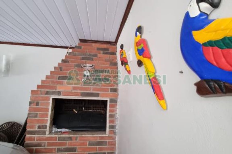 Casa com 188m², 3 dormitórios, 2 vagas, no bairro Charqueadas em Caxias do Sul para Comprar