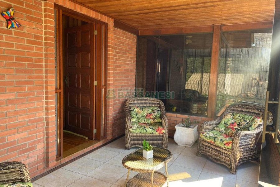 Casa com 188m², 3 dormitórios, 2 vagas, no bairro Charqueadas em Caxias do Sul para Comprar