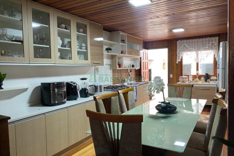 Casa com 188m², 3 dormitórios, 2 vagas, no bairro Charqueadas em Caxias do Sul para Comprar