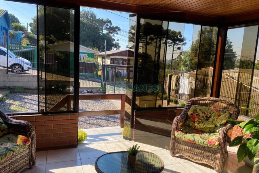Casa com 188m², 3 dormitórios, 2 vagas, no bairro Charqueadas em Caxias do Sul para Comprar