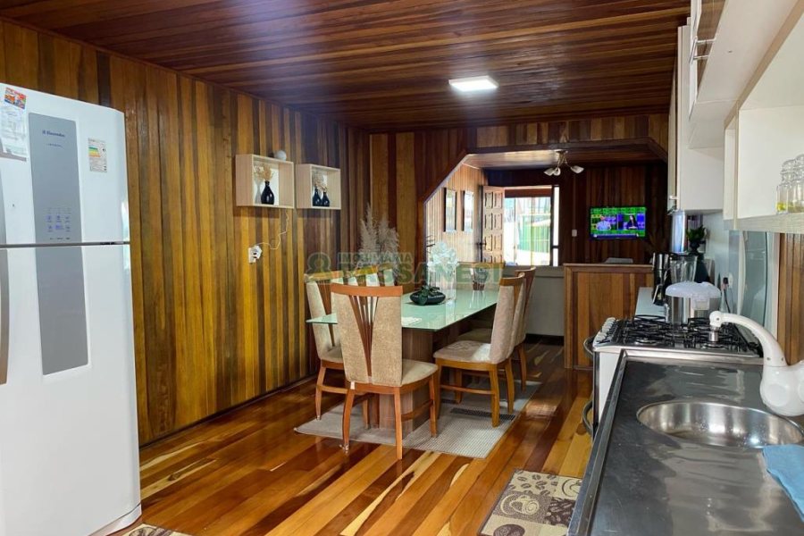 Casa com 188m², 3 dormitórios, 2 vagas, no bairro Charqueadas em Caxias do Sul para Comprar