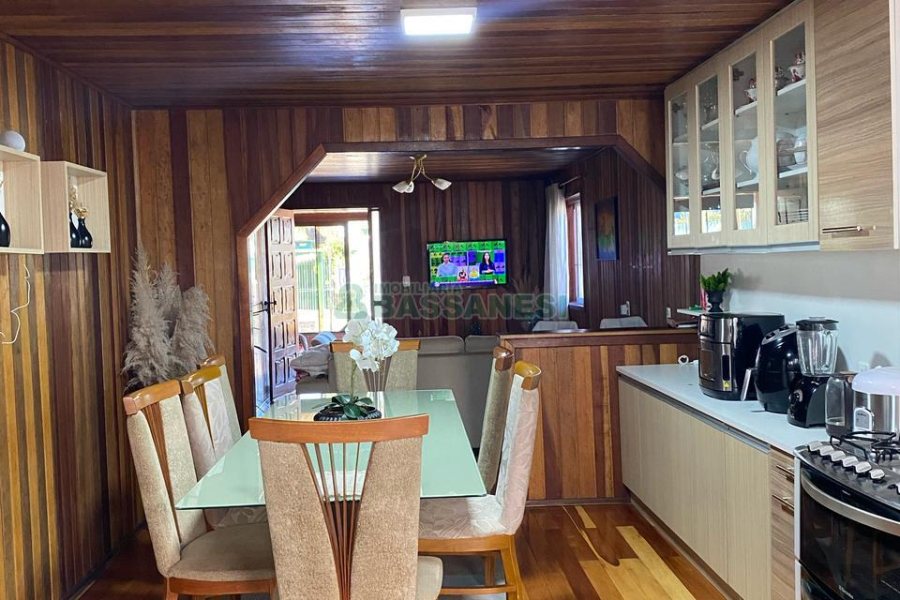 Casa com 188m², 3 dormitórios, 2 vagas, no bairro Charqueadas em Caxias do Sul para Comprar