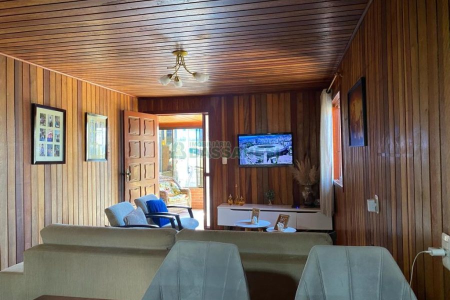 Casa com 188m², 3 dormitórios, 2 vagas, no bairro Charqueadas em Caxias do Sul para Comprar