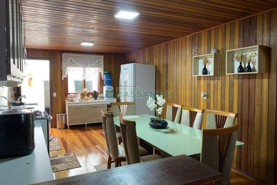 Casa com 188m², 3 dormitórios, 2 vagas, no bairro Charqueadas em Caxias do Sul para Comprar