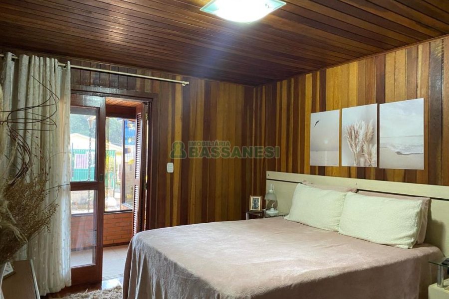 Casa com 188m², 3 dormitórios, 2 vagas, no bairro Charqueadas em Caxias do Sul para Comprar