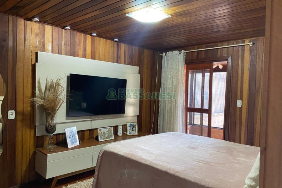 Casa com 188m², 3 dormitórios, 2 vagas, no bairro Charqueadas em Caxias do Sul para Comprar