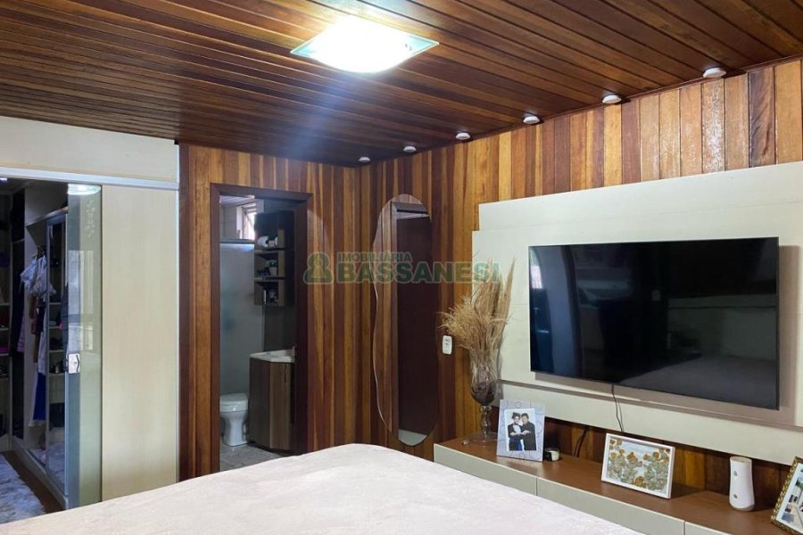 Casa com 188m², 3 dormitórios, 2 vagas, no bairro Charqueadas em Caxias do Sul para Comprar