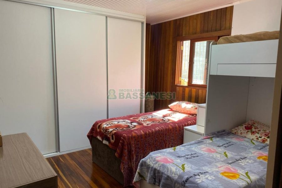 Casa com 188m², 3 dormitórios, 2 vagas, no bairro Charqueadas em Caxias do Sul para Comprar
