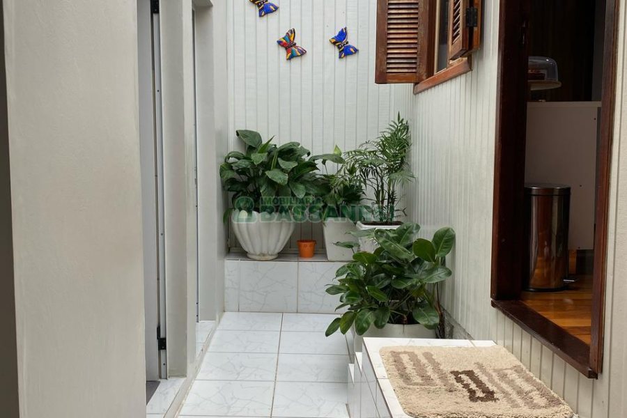 Casa com 188m², 3 dormitórios, 2 vagas, no bairro Charqueadas em Caxias do Sul para Comprar