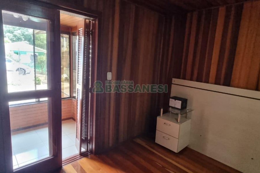Casa com 188m², 3 dormitórios, 2 vagas, no bairro Charqueadas em Caxias do Sul para Comprar