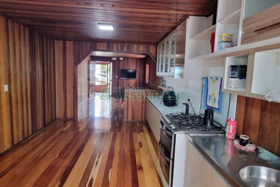 Casa com 188m², 3 dormitórios, 2 vagas, no bairro Charqueadas em Caxias do Sul para Comprar