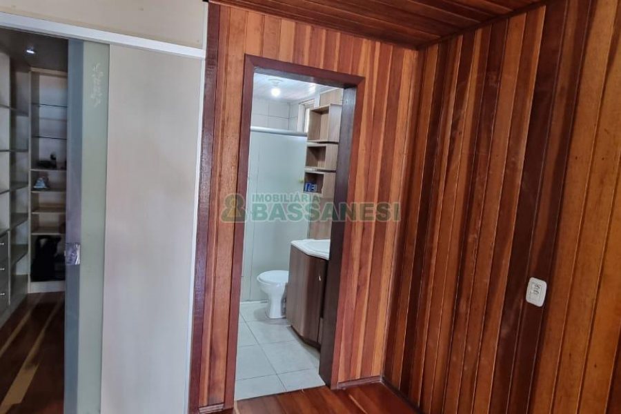 Casa com 188m², 3 dormitórios, 2 vagas, no bairro Charqueadas em Caxias do Sul para Comprar