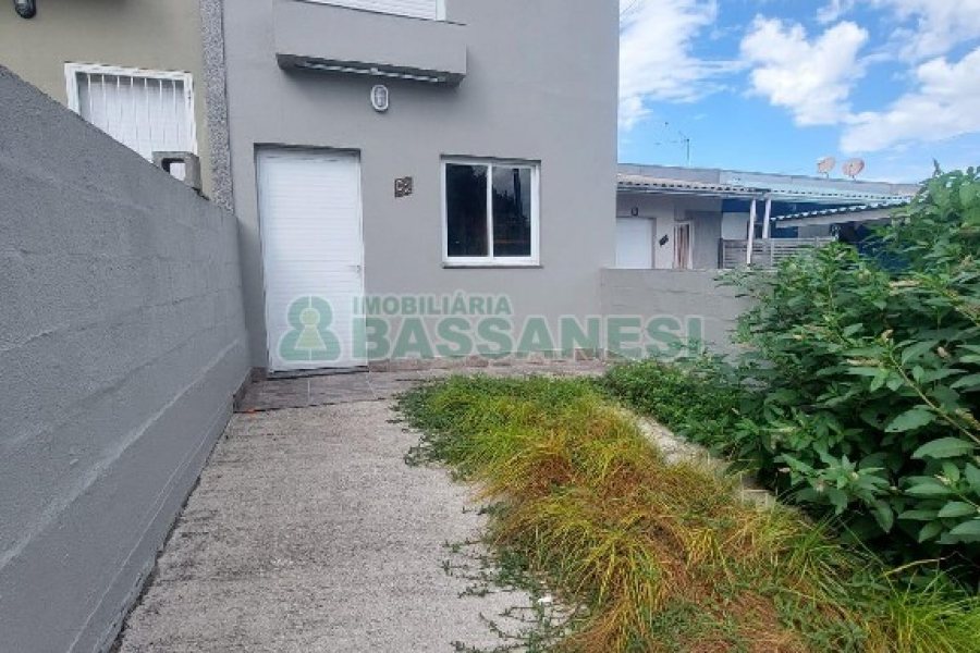 Sobrado com 45m², 2 dormitórios, no bairro Nossa Senhora das Graças em Caxias do Sul para Alugar ou Comprar