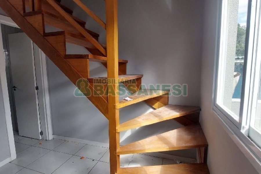 Sobrado com 45m², 2 dormitórios, no bairro Nossa Senhora das Graças em Caxias do Sul para Alugar ou Comprar