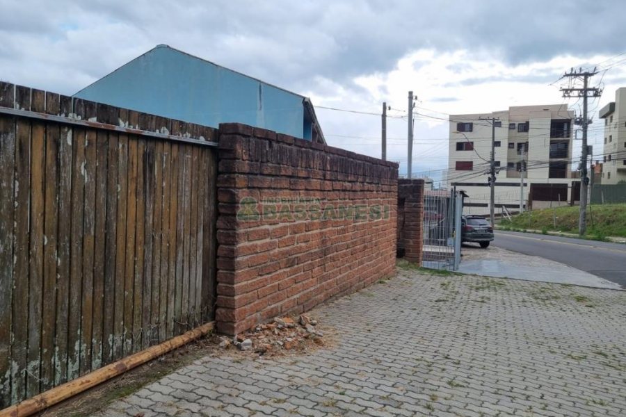 Terreno com 451m², no bairro Jardim América em Caxias do Sul para Comprar