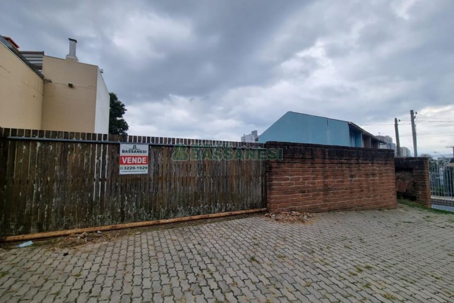 Terreno com 451m², no bairro Jardim América em Caxias do Sul para Comprar