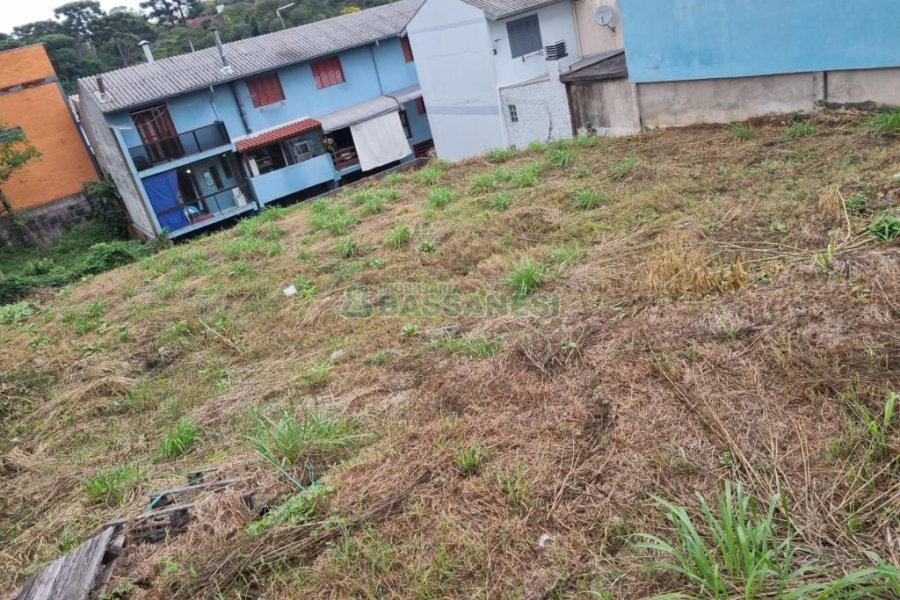 Terreno com 451m², no bairro Jardim América em Caxias do Sul para Comprar