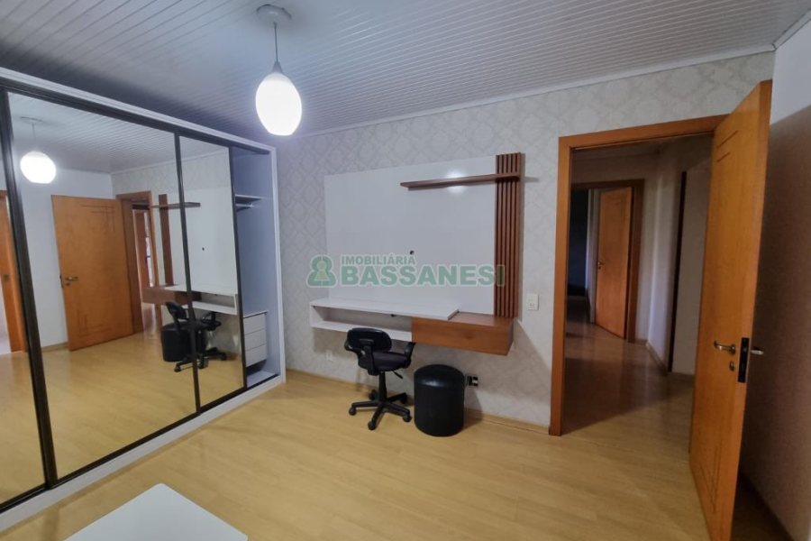 Casa com 250m², 3 dormitórios, 2 vagas, no bairro Bela Vista em Caxias do Sul para Comprar