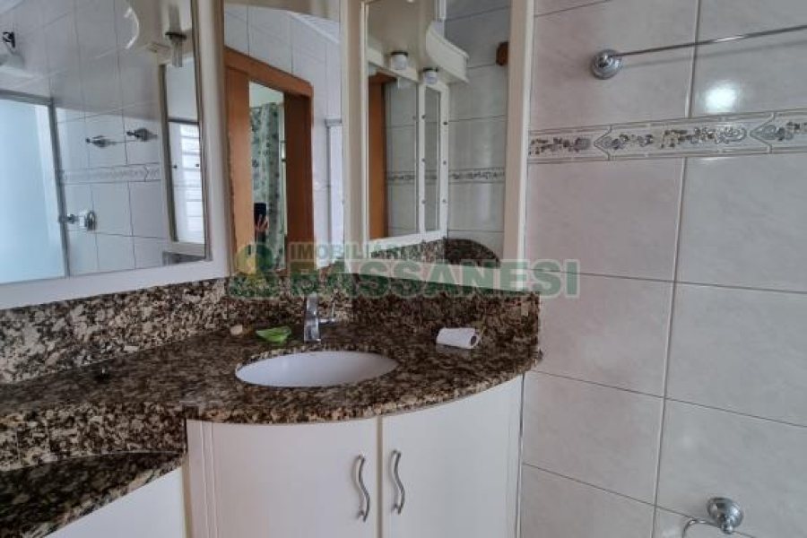 Casa com 250m², 3 dormitórios, 2 vagas, no bairro Bela Vista em Caxias do Sul para Comprar