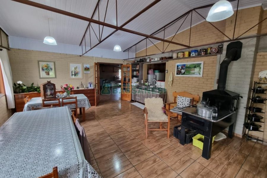 Chácara com 250m², 3 dormitórios, no bairro Criúva em Caxias do Sul para Comprar