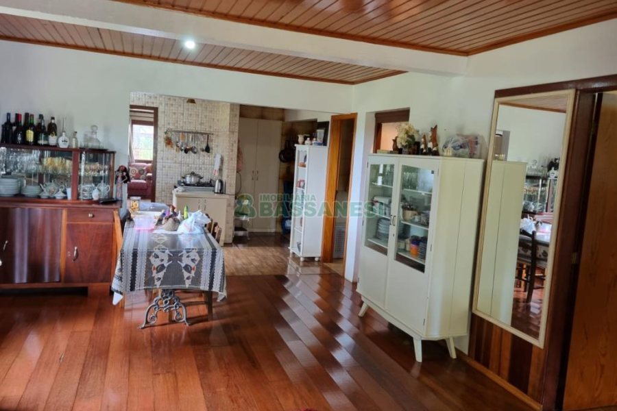 Chácara com 250m², 3 dormitórios, no bairro Criúva em Caxias do Sul para Comprar