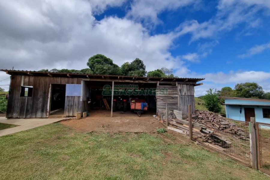 Chácara com 250m², 3 dormitórios, no bairro Criúva em Caxias do Sul para Comprar